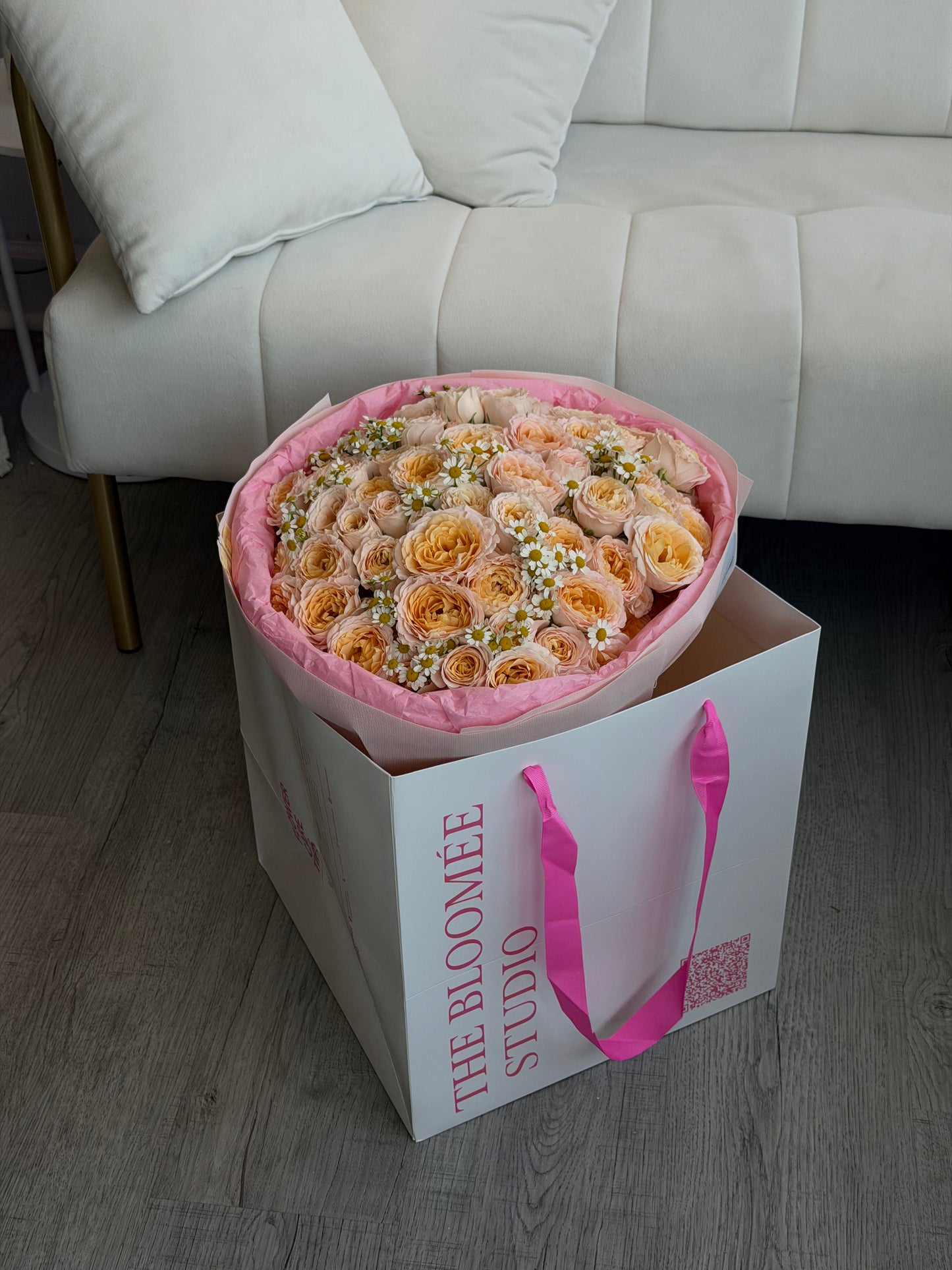Spray garden roses with daisy